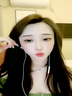 颜控狗要阵亡 长相甜美 很像范冰冰的网红脸女神 居然是个性格豪爽的东北妹子 罕见漏三点 下面特粉嫩 很好吃的样子