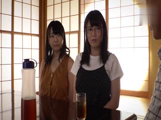 与两位爆乳妹住同房 成为大人的两位姪女胸部激烈摇晃流汗骑乘位交替持续中出的我 佐知子 稻场流花