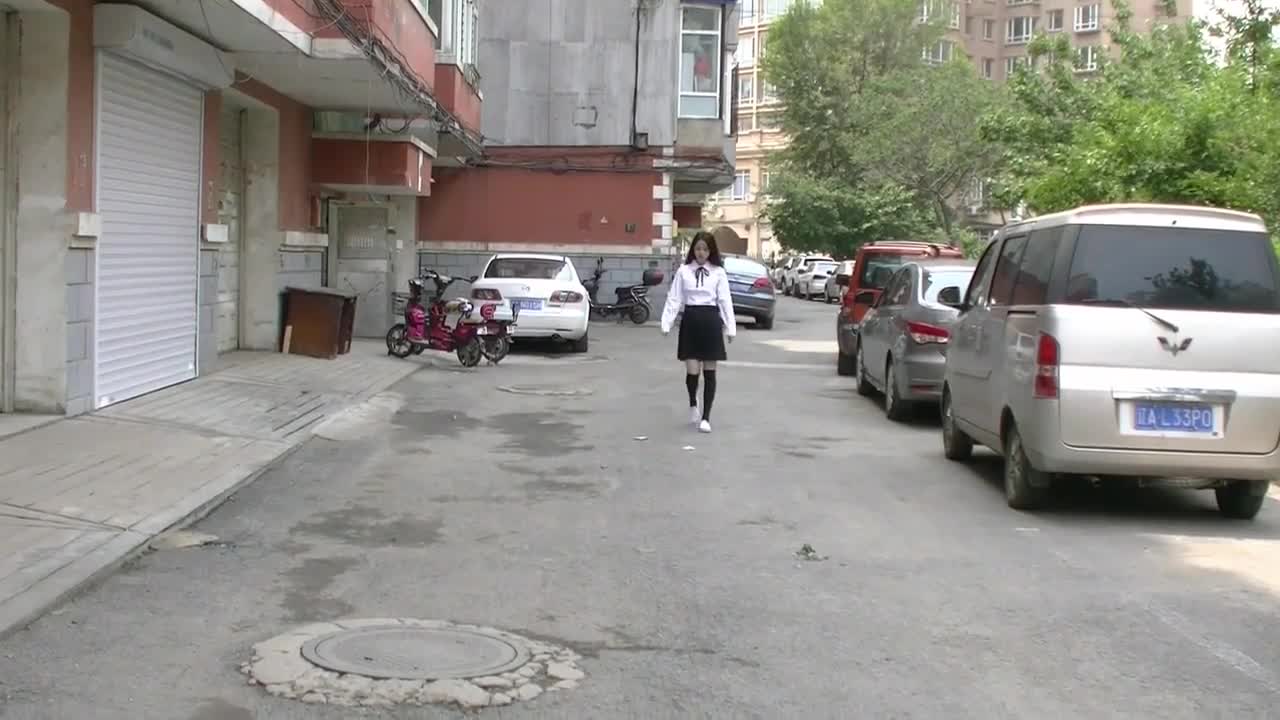 国产牛逼4级片_沈阳长腿艺校小美女在楼下溜达_被猥琐色狼尾随掳走弄晕