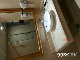 性感漂亮的96年美女酒店开房故意洗澡诱惑前来送酒的服务员