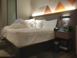 红裙眼镜熟女 扣穴吸吮奶子 穿上情趣肚兜 翘大屁股舔屌 正入抽插猛操