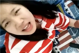 色大叔狂压巨乳学生妹的头来口交晚点再干她