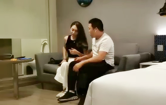 二狗全球探花约了个白色长裙少妇沙发调情上位骑坐自己动