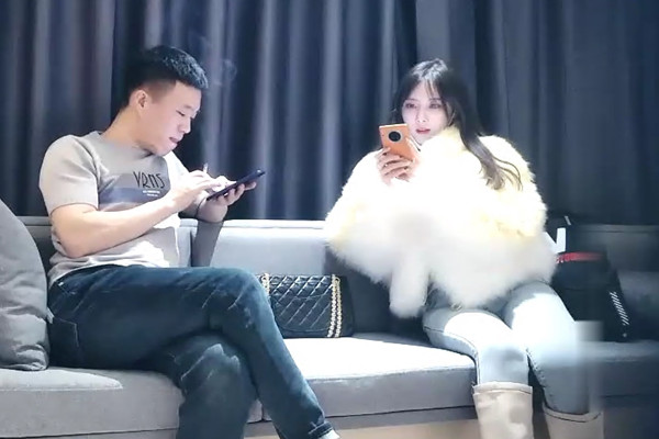 高价约操极品外围女神练舞蹈牛仔裤一字马颜值身材超级棒老哥馒头舔逼爽的美女啊啊叫深喉吃大屌后入激情爆操