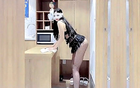 极品反差婊爱丝袜Vivian姐居家黑丝诱惑黑色情趣比基尼做家务