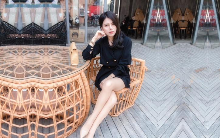 眼镜胖哥约炮御姐短裙肉丝极品美腿隔着内裤摸穴搞得很痒一手抓柔软奶子大黑牛震穴暴力猛操