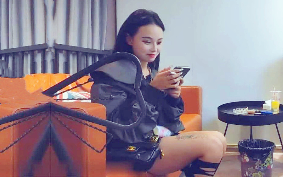 3000高价约操花臂外围女神性感小吊带