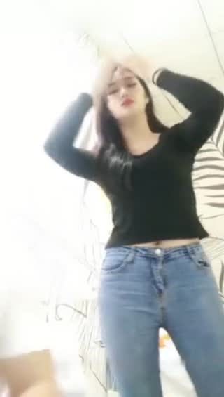 老哥越南约了个高颜值妹子啪啪 跳舞扭动一番开干TP后入骑乘 抱起来大力猛操呻吟非常诱人