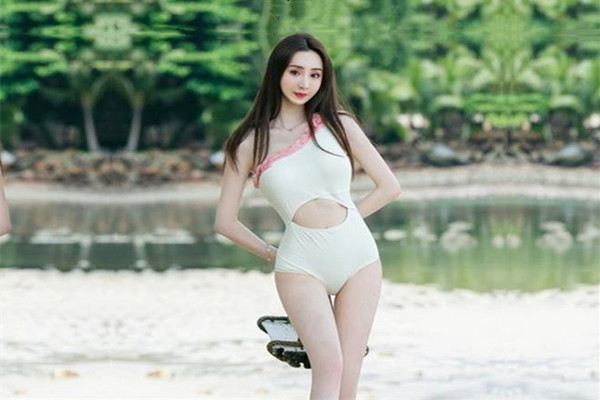 约亮女去酒店吃饱喝足开操猛扣骚穴大屁股骑乘位爆插