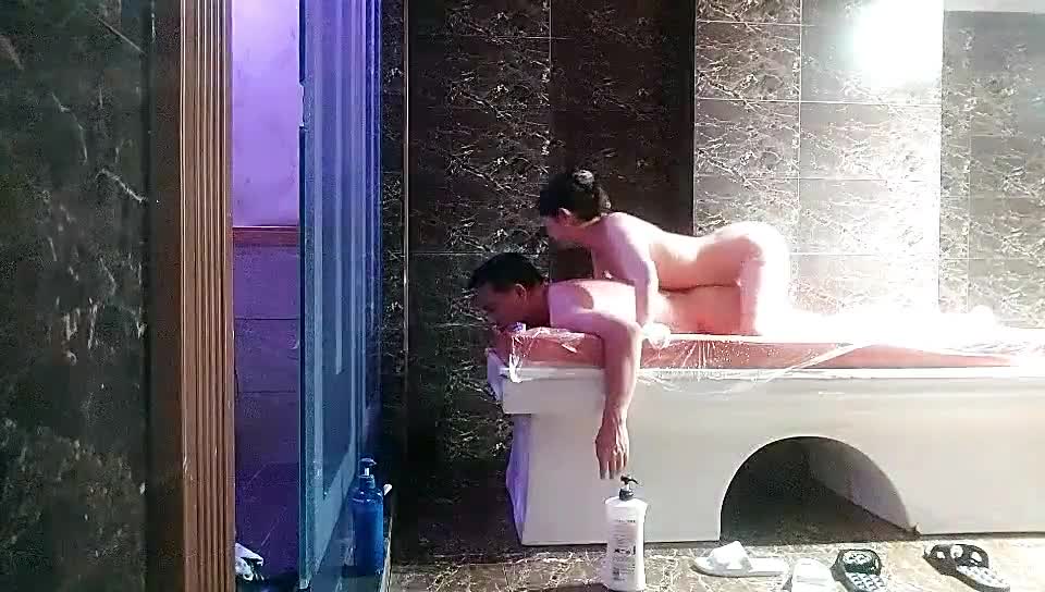 KU【探花】莞式水疗馆，嫖娼需谨慎，小姐上钟加直播，盈利新模式，经典水床，莞式服务让人飘飘欲仙