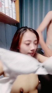 气质甜美妹子深喉卖力口活 蹲下深喉怼嘴自慰抠逼