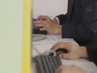 ATID-411 醉心於事业连爱情都抛弃的黑丝美女部长新井优香被中年部下威胁无套插入眼睁睁看着他在自己体内留下精液 新井优香