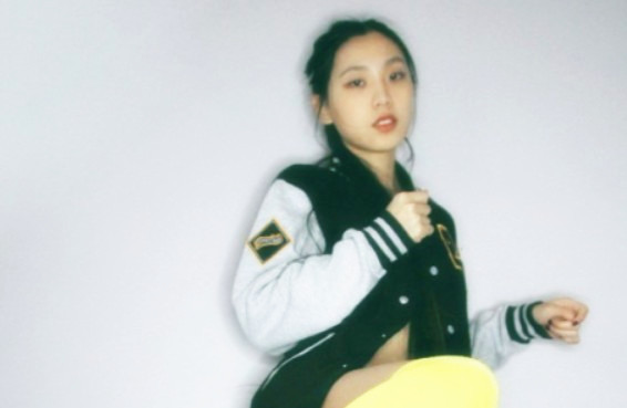 内地AV红人刘玥给正在玩游戏的炮友口交这表情和眼神真够浪