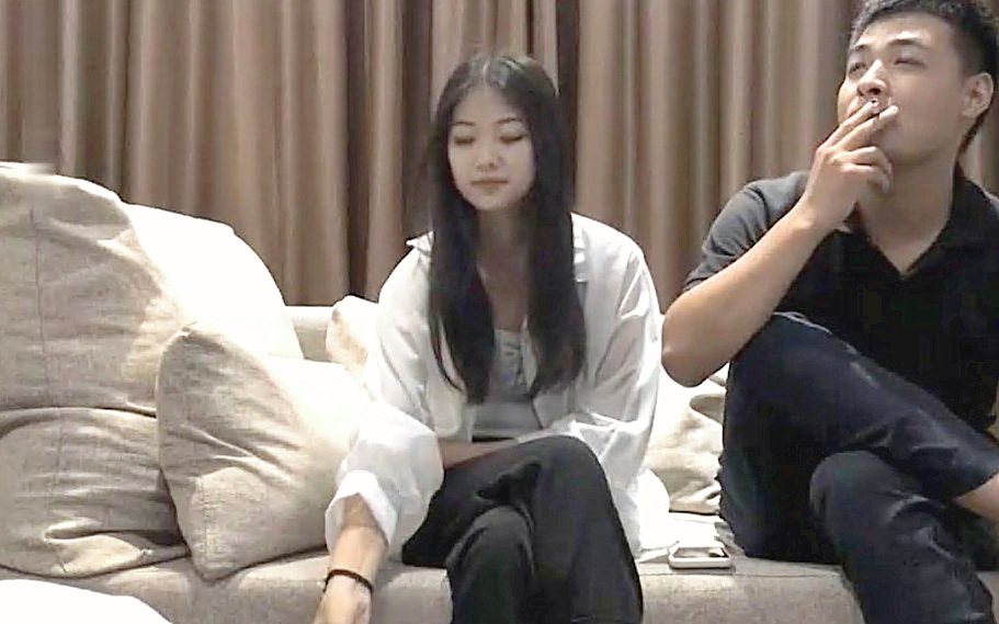 白衣性感纹身女酒店啪啪比较腼腆害羞捂着奶子不让碰调会情感觉来了主动女上位操