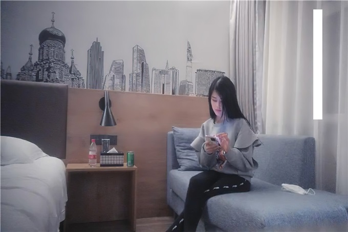 高颜值外围小姐姐，温柔体贴身材好，大叔沙发上抠摸狂插肆意玩弄