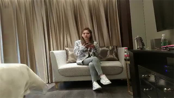 高马尾外围网红牛仔裤紧裹修长美腿，小伙爽到欲罢不能！