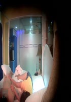 年轻貌美的牛仔短裤美女被偷吃性药的中年男强行扯掉短裤抽插