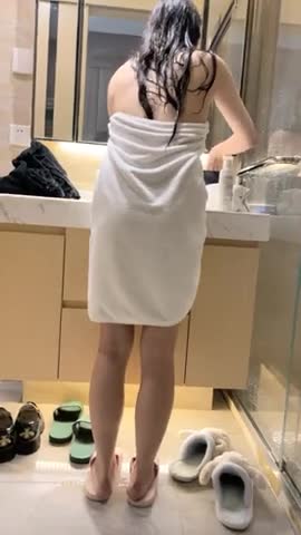 2021 12 5，【生气大灰熊】，新下海女神，新疆美女，酒店私拍，粉嫩高颜值，明星脸，超清画质抠穴洗澡，激情无限