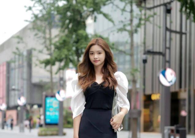 深夜楼凤家中赴约漂亮小少妇温柔配合扒下裙子暴插白嫩美臀