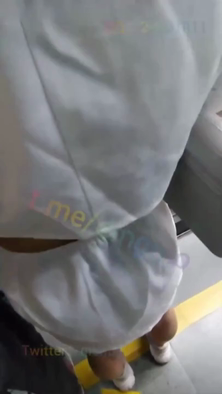 【地铁真实猥亵】广州地铁白连衣裙，露腰妹子被这群屌丝强势顶了，不出意外没有反抗