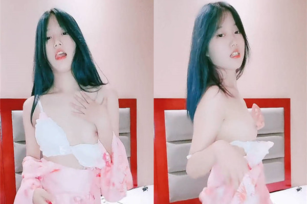 网红脸妹子小丰满自慰全裸大黑牛