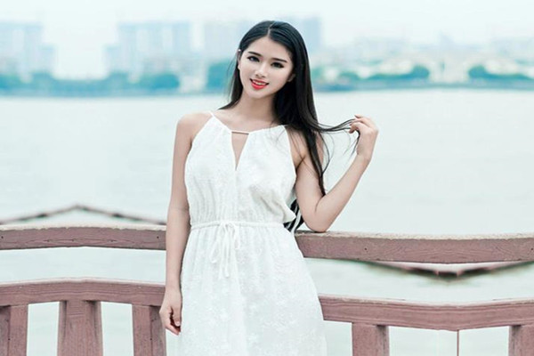 漂亮女神调情黑丝抠逼玩得爽拒绝口妹子被打对白精彩