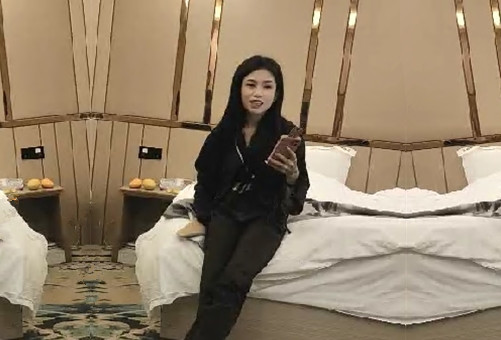 新晋探花800约个试水肌肉猛男抱起来操扶腰后入激情大力猛顶