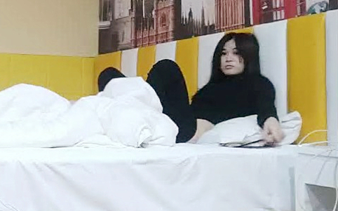 专搞人妻少妇扒下裤子猛扣美腿苗条身材抱起来爆操