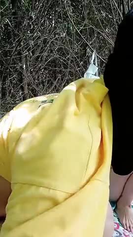 开档黑丝少妇露脸跟小哥激情户外【上篇】小树林里偷情啪啪，奶罩挂在树上口交大鸡巴， 多体位爆草抽插无套好刺激