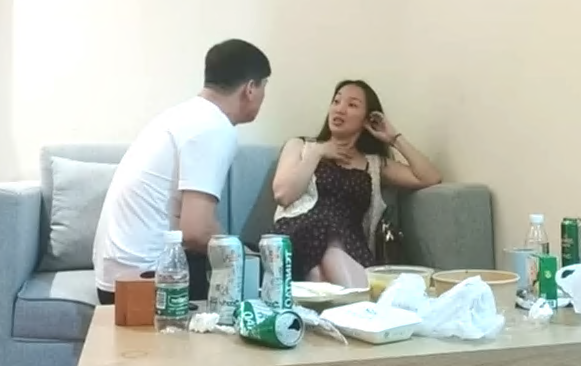 良家骚女今天见面撩下衣服吸奶扣穴转战床上爆操骚逼