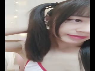 一个假屌让她尽情发挥这JB又舔又插玩的特销魂