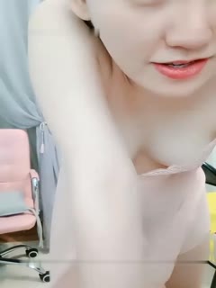 安琪白皙美乳妹子全裸自慰，跳蛋塞入拉扯特写震动棒快速抽插