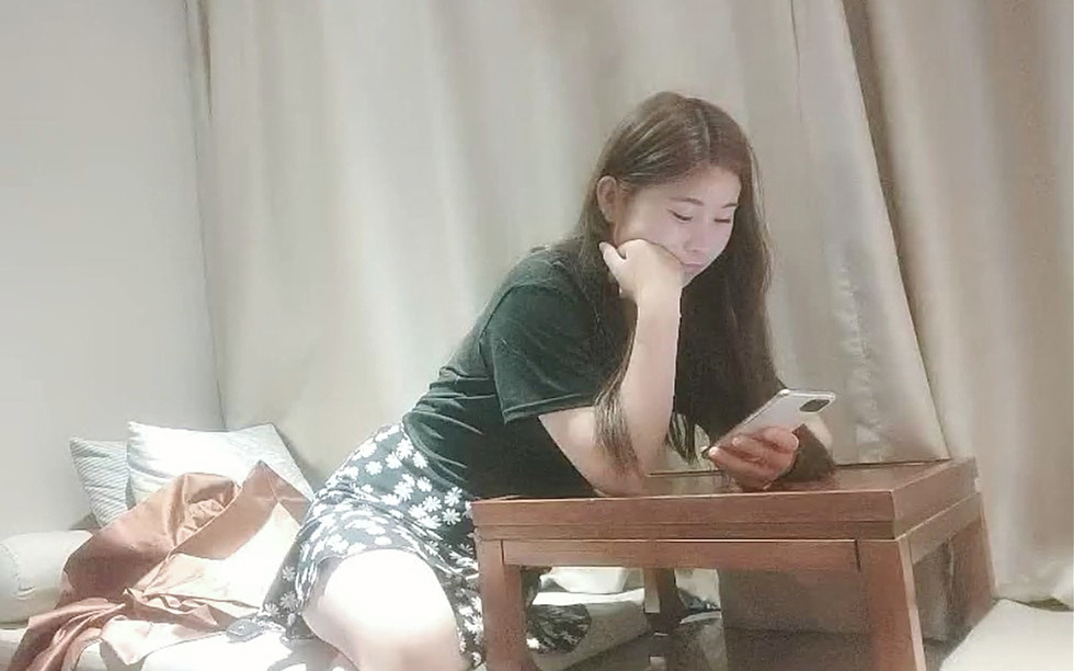 良家气息浓郁的小少妇一把扯开内裤抠穴白嫩听话卖力后入水声潺潺欲望强烈