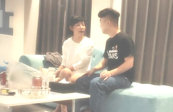 加钱哥小伙忽悠给买手机约来小少妇趴在健身球上揉穴跪在地上舔屌腰细翘臀后入最后口暴