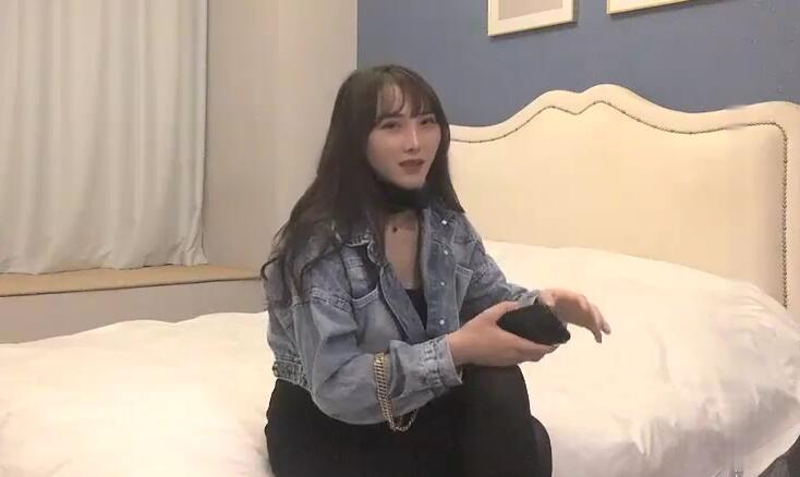 探花约了个牛仔外套性感妹子啪啪穿上吊带露奶情趣装网袜口交猛操