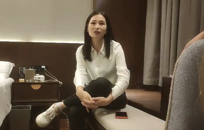 深夜约良家少妇姐姐穿着开档丝袜搞