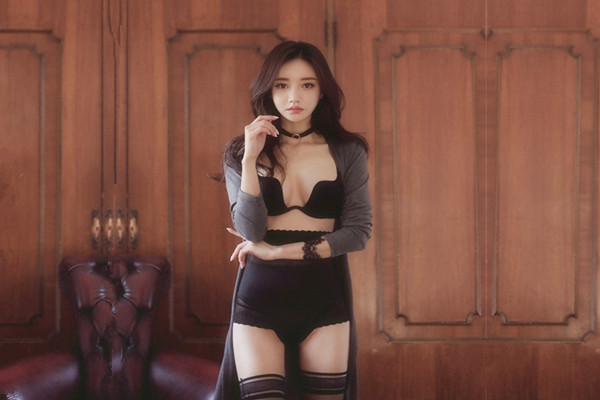 老哥专攻人妻黑丝大屁股骚女很会玩翘起自摸勾引半脱下裤子揉骚穴半蹲姿势后入