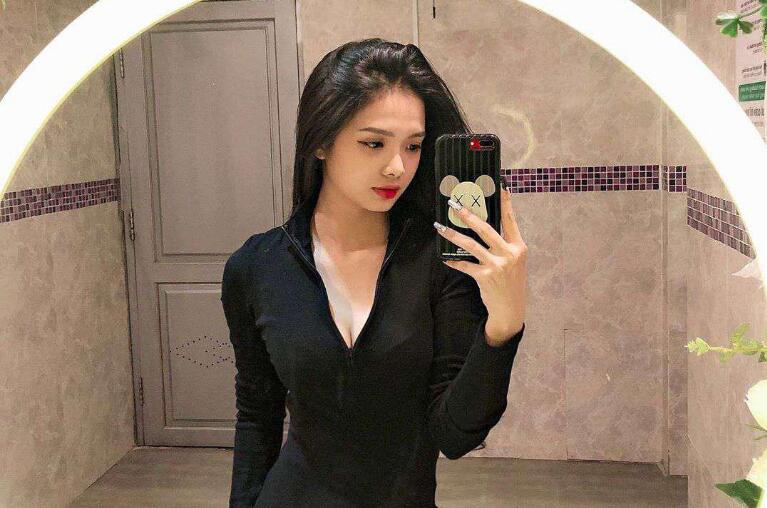 样子挺稚嫩的大学生小哥上完网课约女友回家在父母的大床上啪啪