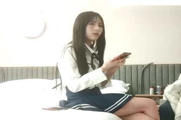 利哥探花3000档大圈外围苗条兼职大专学生妹欲拒还迎水多逼紧被干高潮了