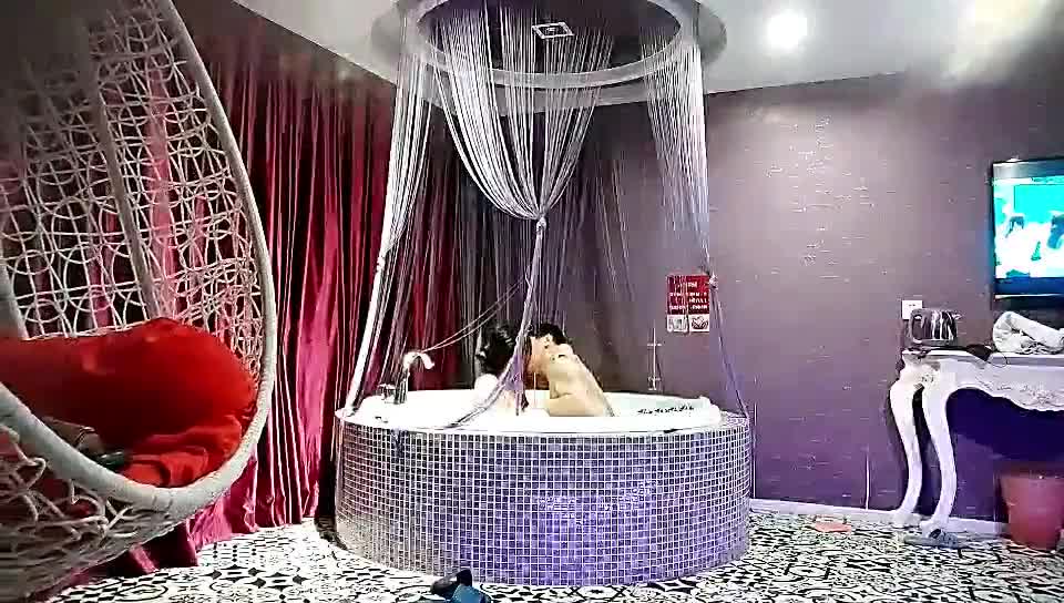 KU【全网寻花约良家】，情趣酒店，泡良大佬约操良家少妇，毫无风尘气，鸳鸯浴，近景插穴，69后入，精彩大作