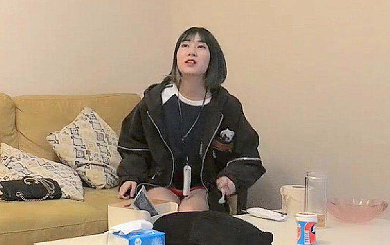 短发黑衣萌妹子啪啪床上近距离拍摄扣逼大力猛操