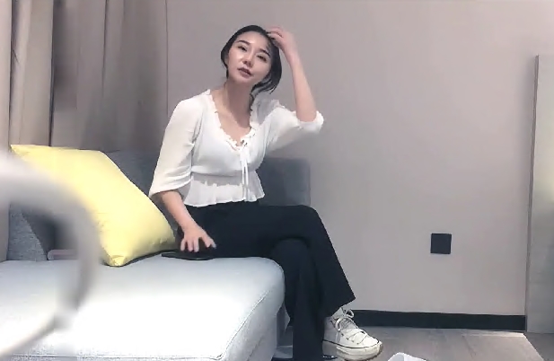 气质文静168CM外围美女隔着内裤摸屌妹子很听话蹲着深喉大屌蜜桃美臀骑乘爆操扶着细腰后入深插