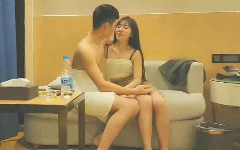 网约极骚外围美女渴望的眼神想要舌吻