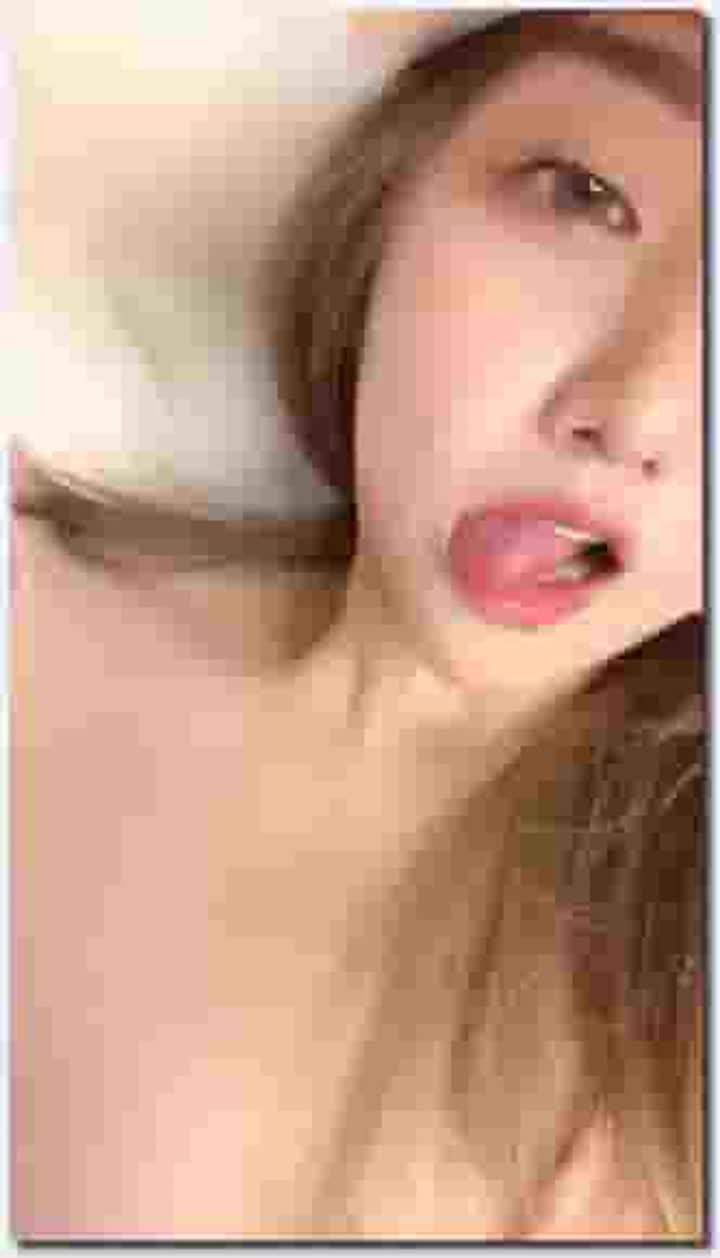 鸭舌帽酒窝甜美女神小姐姐大尺度秀，近距离特写手指扣弄拍打，没几下就流出水来，跳蛋震动阴蒂呻吟很好听