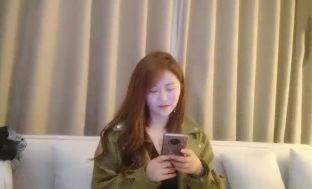 午夜寻花身材丰满少妇沙发上扣逼大力猛操呻吟娇喘