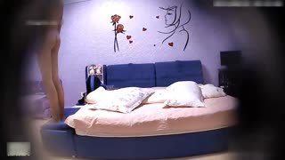 衣服都巴光了才再害羞! 抓着她白嫩屁股直接打炮