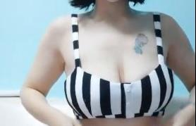 短发爆乳少妇自慰秀！白丝沙发振动棒狂插，高潮喷水超诱人！