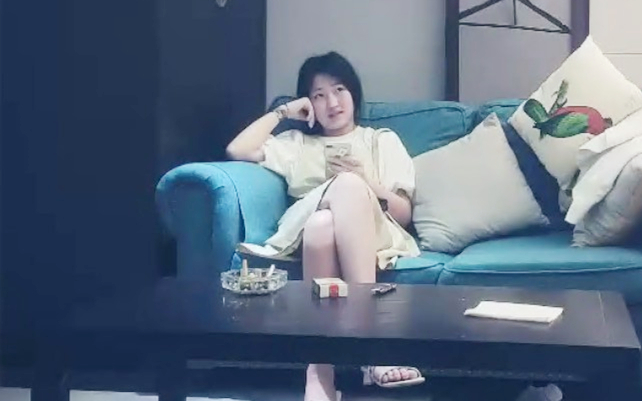 一线天肥逼可爱妹子沙发上掰穴无套抽插上位骑坐大力猛操