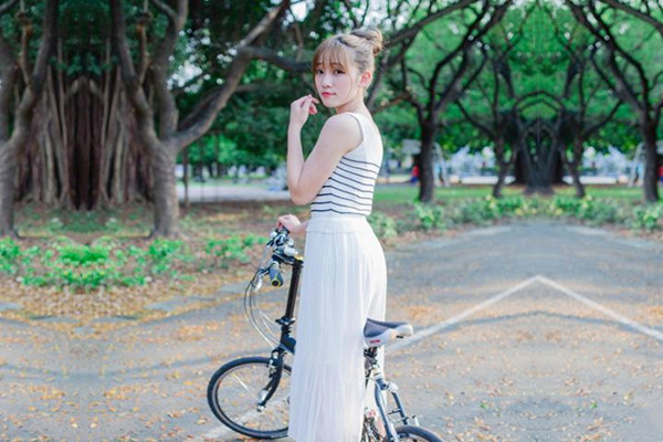 娇滴滴上海小姐姐英国留学生被白人爸爸疯狂后入