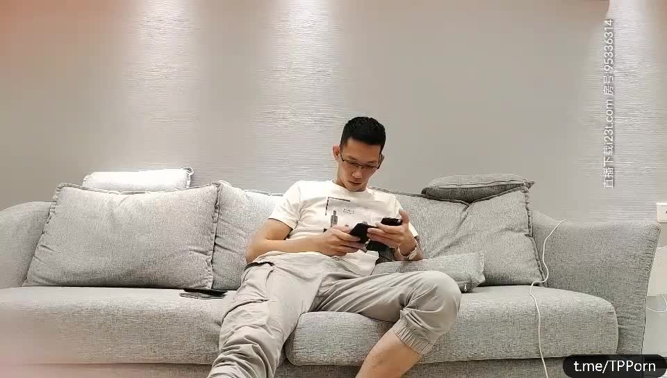 暴操我那喜欢恶作剧女朋友的美妙阴户